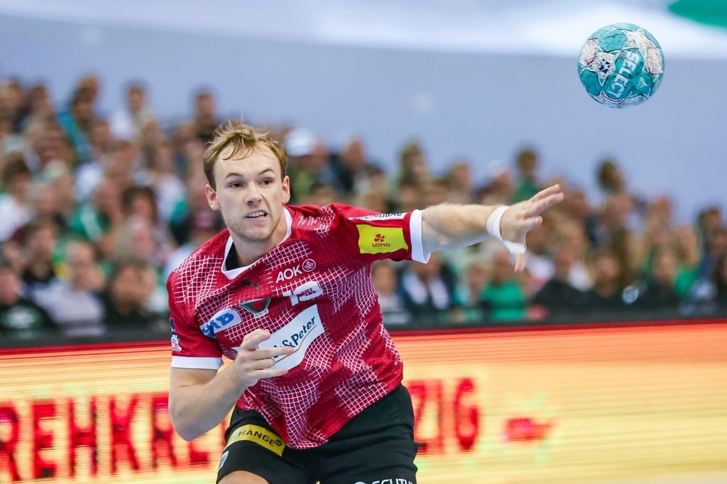 Berlins Spieler Mathias Gidsel wirft.