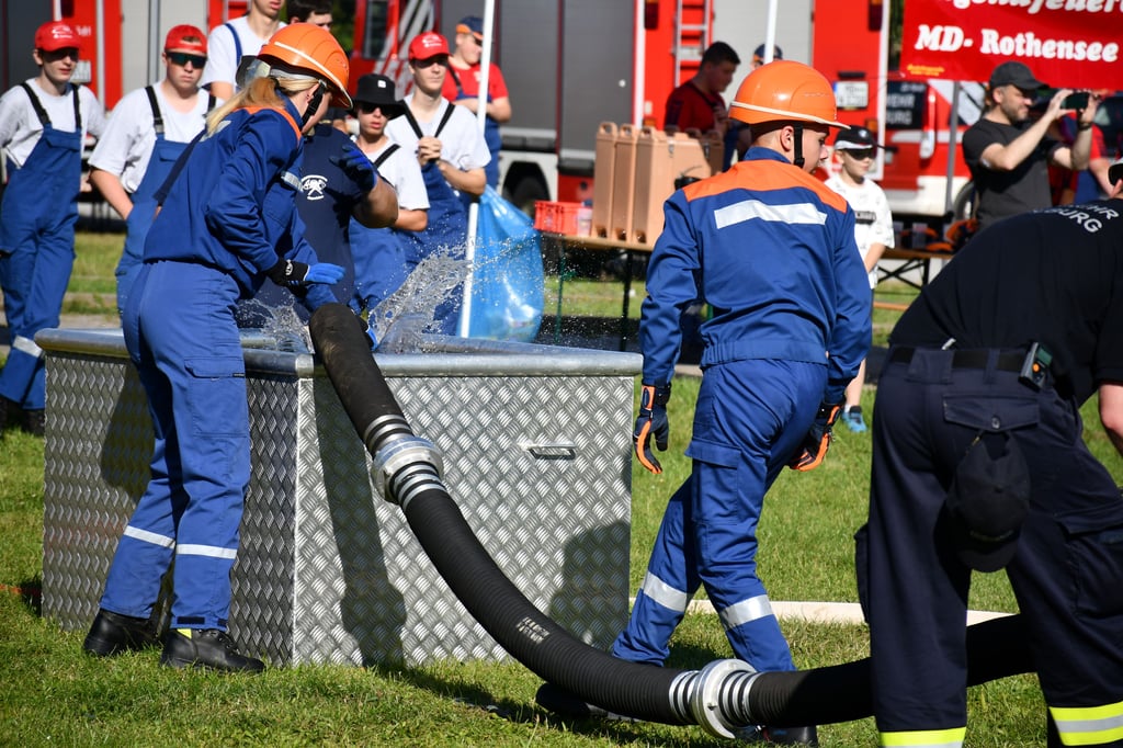 Beim "Löschangriff nass" zeigten die Jugendfeuerwehren in Magdeburg ihr Können.