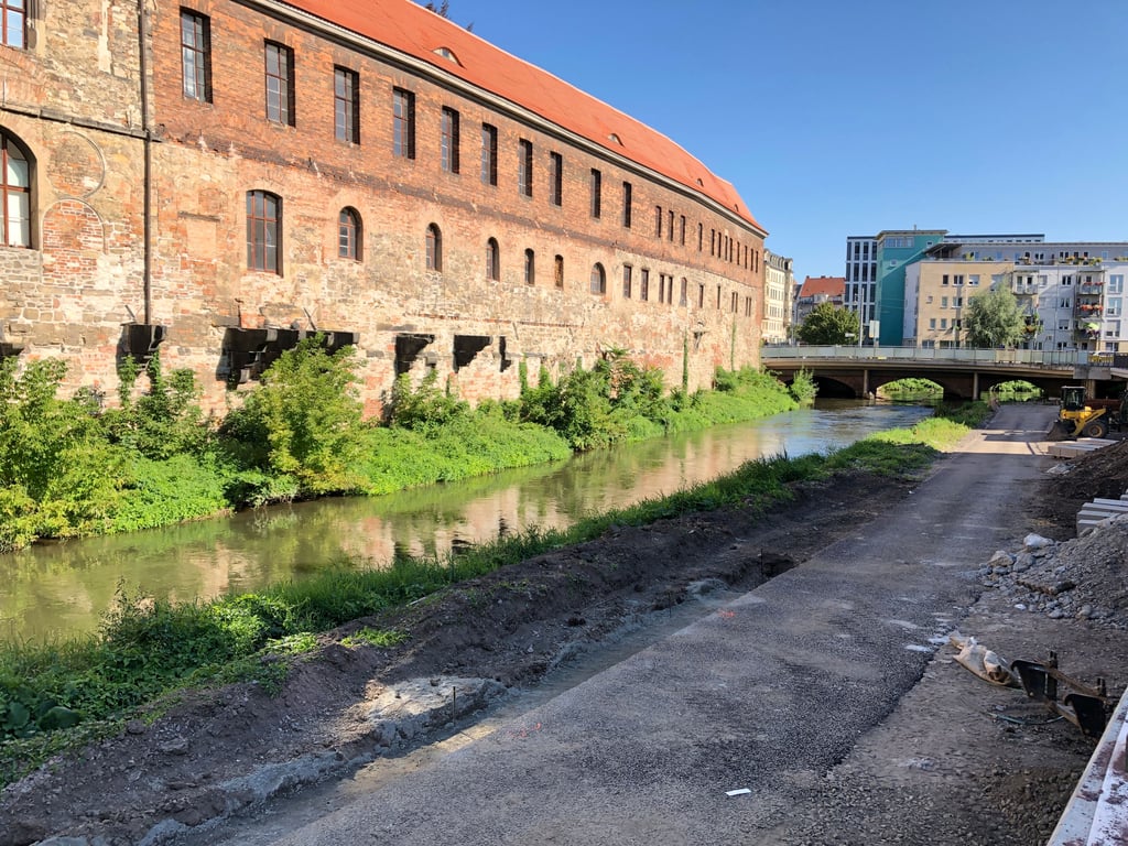 Unterhalb der Neuen Residenz fließt der Mühlgraben, dessen Ufer derzeit zu einer Flaniermeile samt künftigem Kanu-Anleger ausgebaut wird.