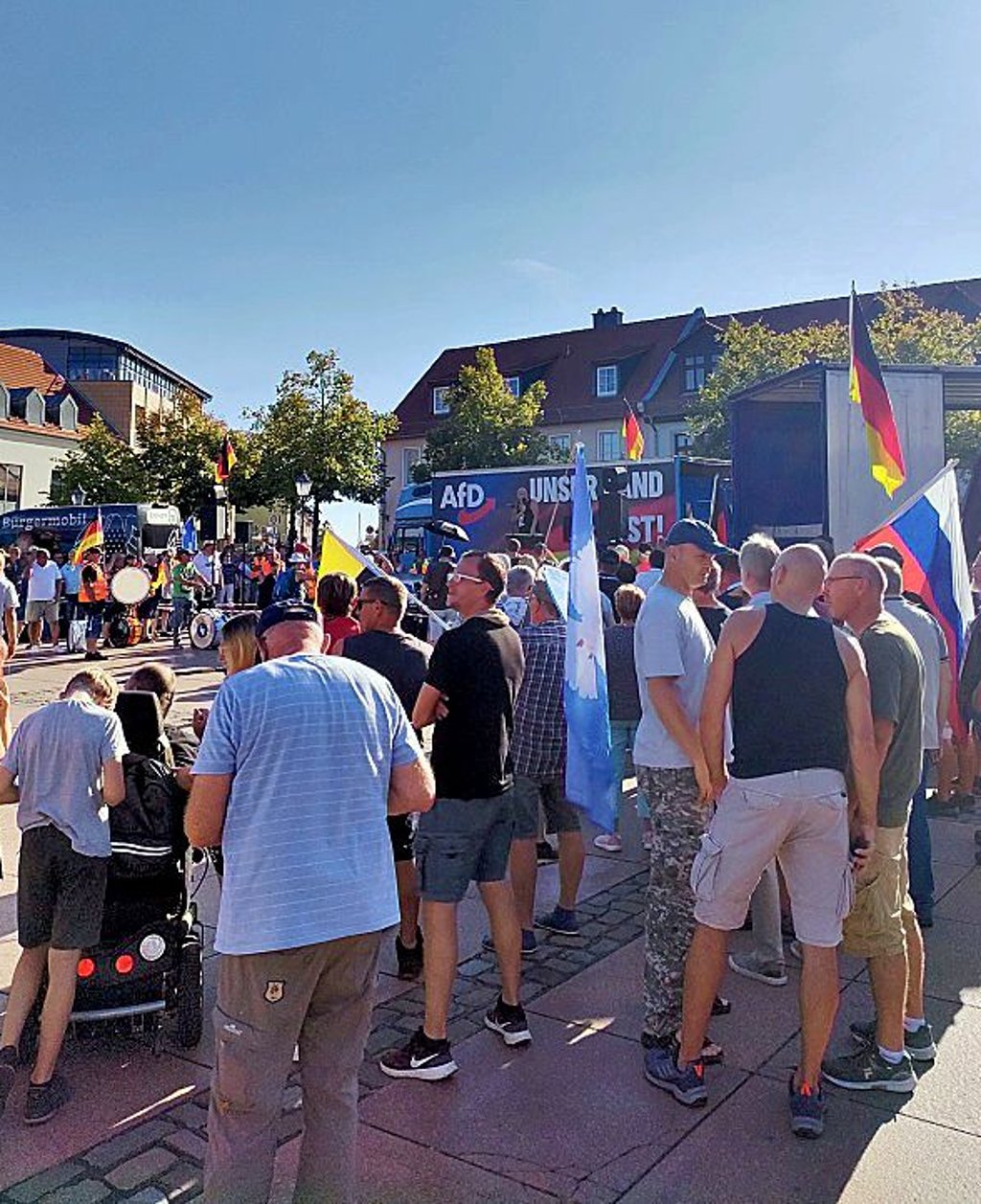 Die Demo mit AfD-Politikern auf dem Karlsplatz in Bernburg. 