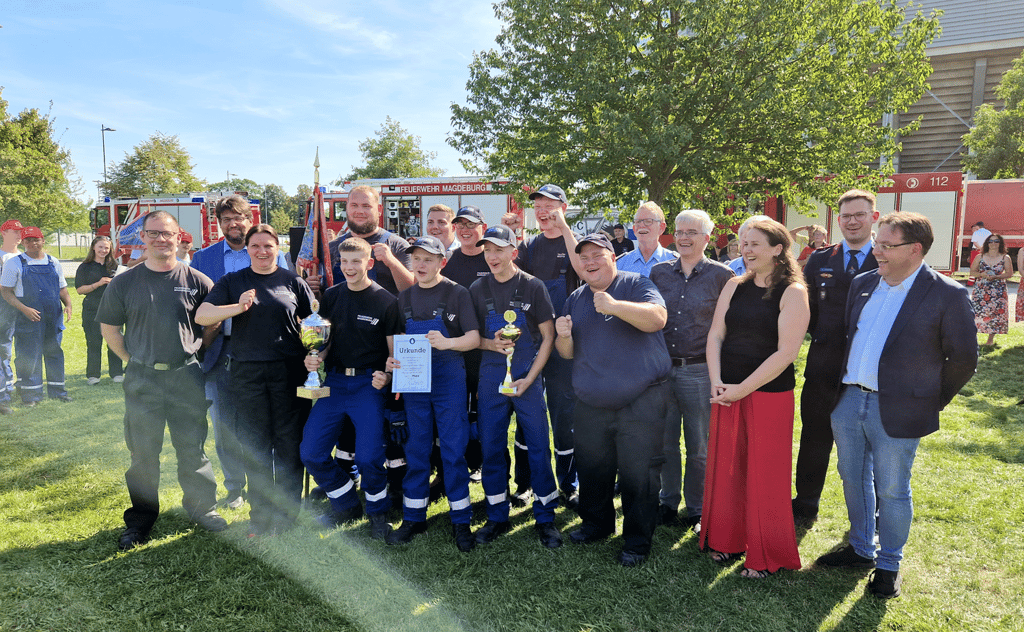 Das Team der Magdeburger Jugendfeuerwehr Ottersleben holte sich in der Altersgruppe der 15- bis 18-Jährigen den Siegerpokal.