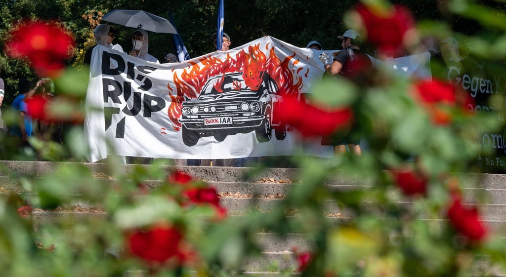 Aktivisten halten ein Banner bei der Abschlussdemonstration gegen die Automesse IAA MOBILITY 2023.