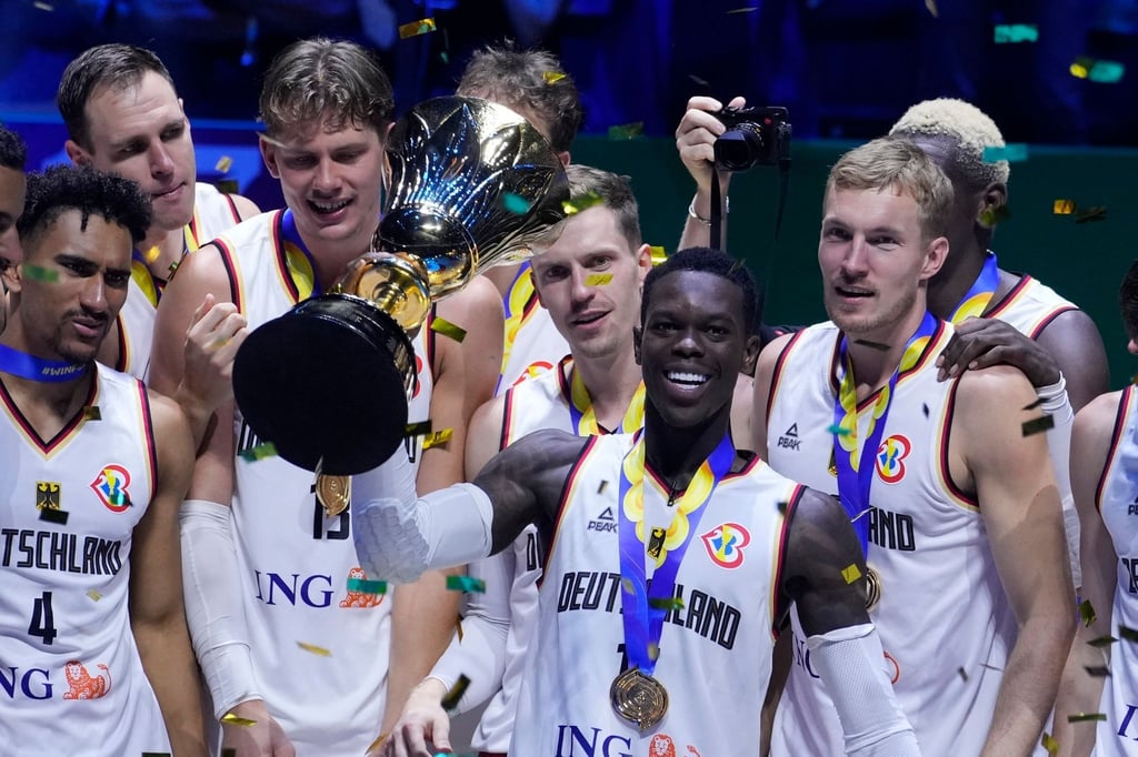 Das deutsche Team jubelt mit dem WM-Pokal, in der Hand von Kapitän Dennis Schröder.