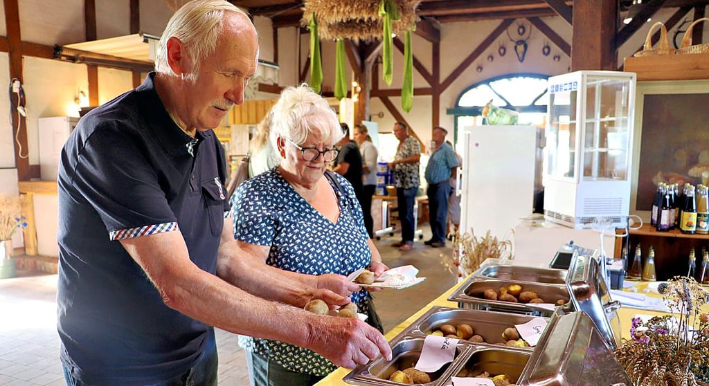 In der „Bauernscheune“ konnten von den Besuchern einige Kartoffelsorten verkostet werden.
