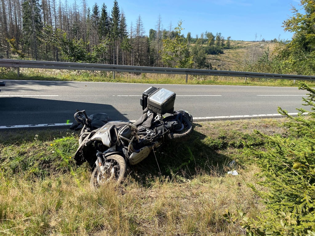 Die Maschine des verunglückten Bikers liegt am Straßenrand.