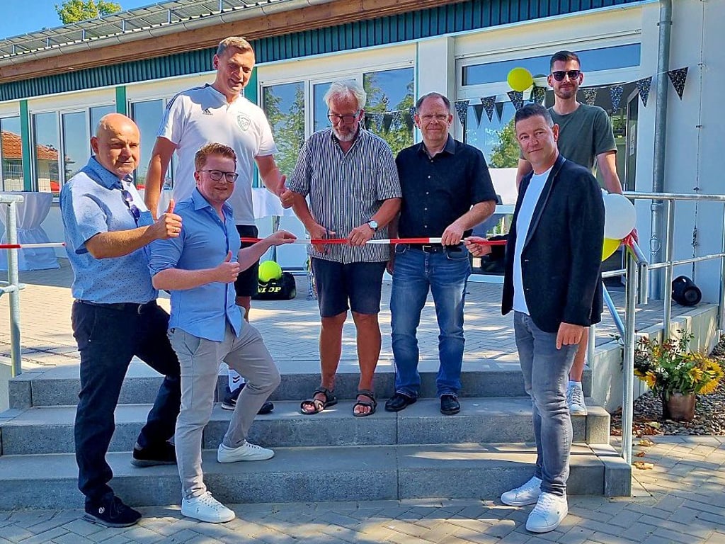 Symbolischer Moment: Vorstandsmitglied Jürgen Ziegelski (Mitte) schneidet das Band durch
