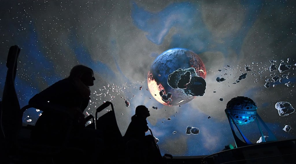 Ein Märchen unter Sternen“ wird an die Kuppel des Zeiss-Planetariums projeziert.