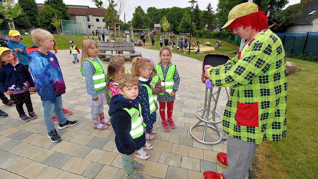Der Bürgerpark in Egeln, hier bei einer Kindertagsfeier mit Clown Woody, erfreut sich bei den Kleinen und Großen großer Beliebtheit.