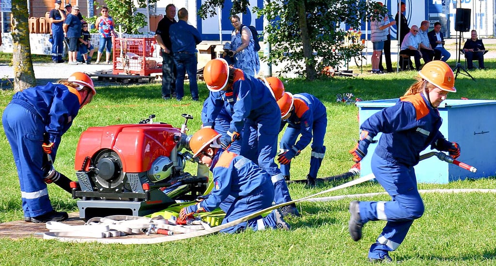 Jeder Handgriff muss sitzen: Beim „Löschangriff nass“ zählt jede Sekunde. In Magdeburg zeigten die Jugendwehren, was sie geübt haben.