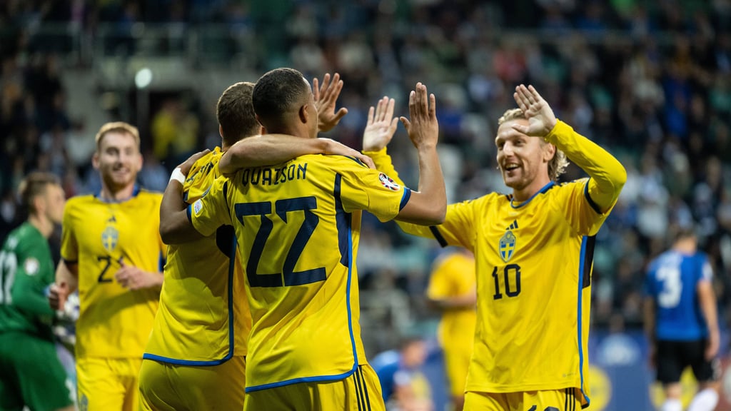 Emil Forsberg (r.) feierte mit Schweden einen klaren Sieg in Estland.