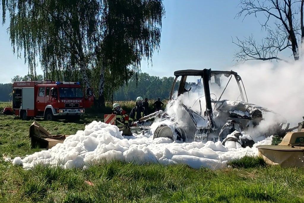 Der Traktor auf einer Wiese bei Fienerode wurde auch mit Schaum gelöscht.