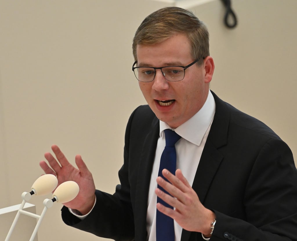 Sebastian Walter spricht in einer Debatte der Landtagssitzung.