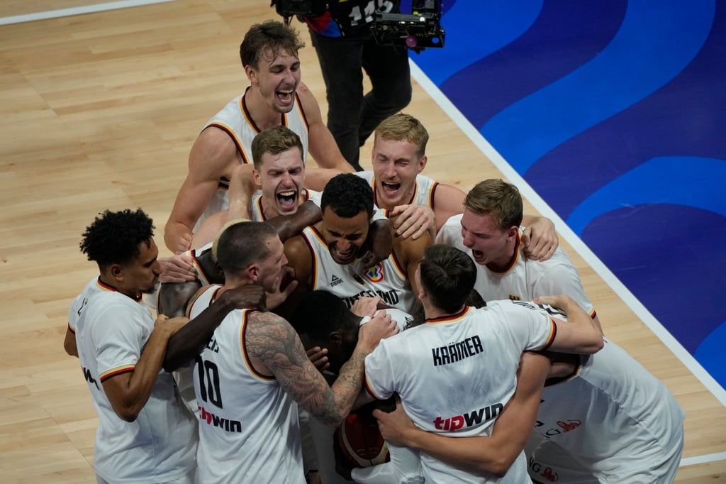 Das deutsche Team jubelt über ihren WM-Sieg.