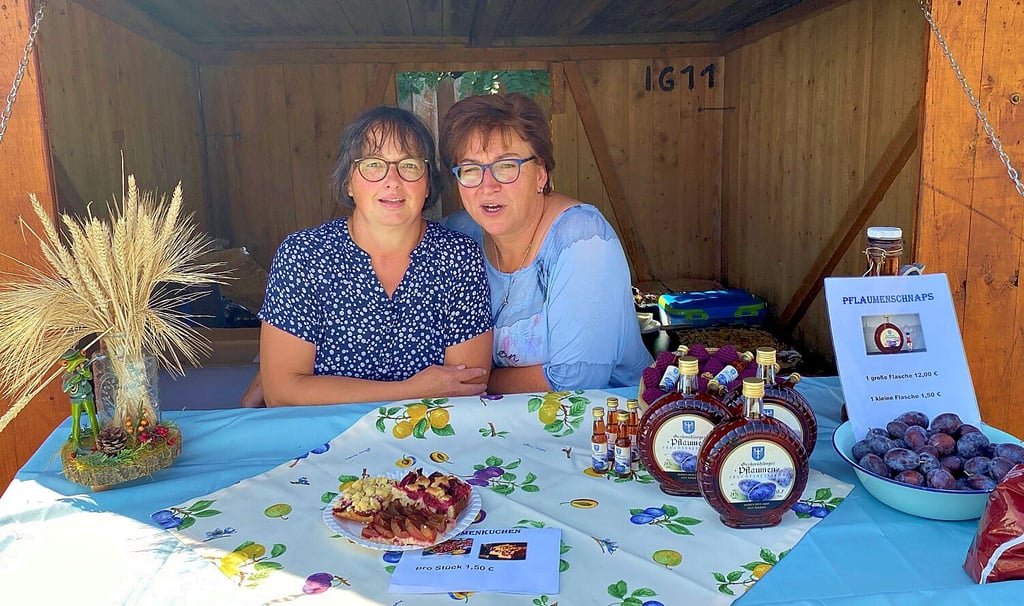 Direkt nebenan stehen Ingrid Scharsig (l.) und Susanne Kunze für den Sportverein und bringen Pflaumenlikör und selbstverständlich Kuchen an den Mann.