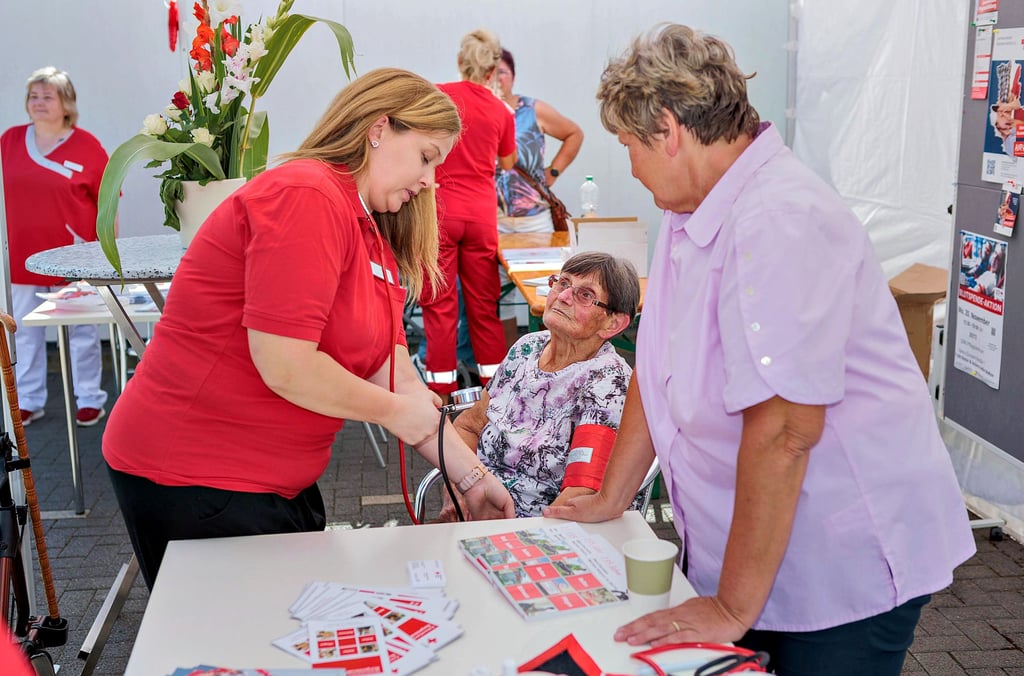 Gesundheit stand beim Sommerfest im Mittelpunkt. So kontrolliert Denise Hammer den Blutdruck bei Herta Marz.