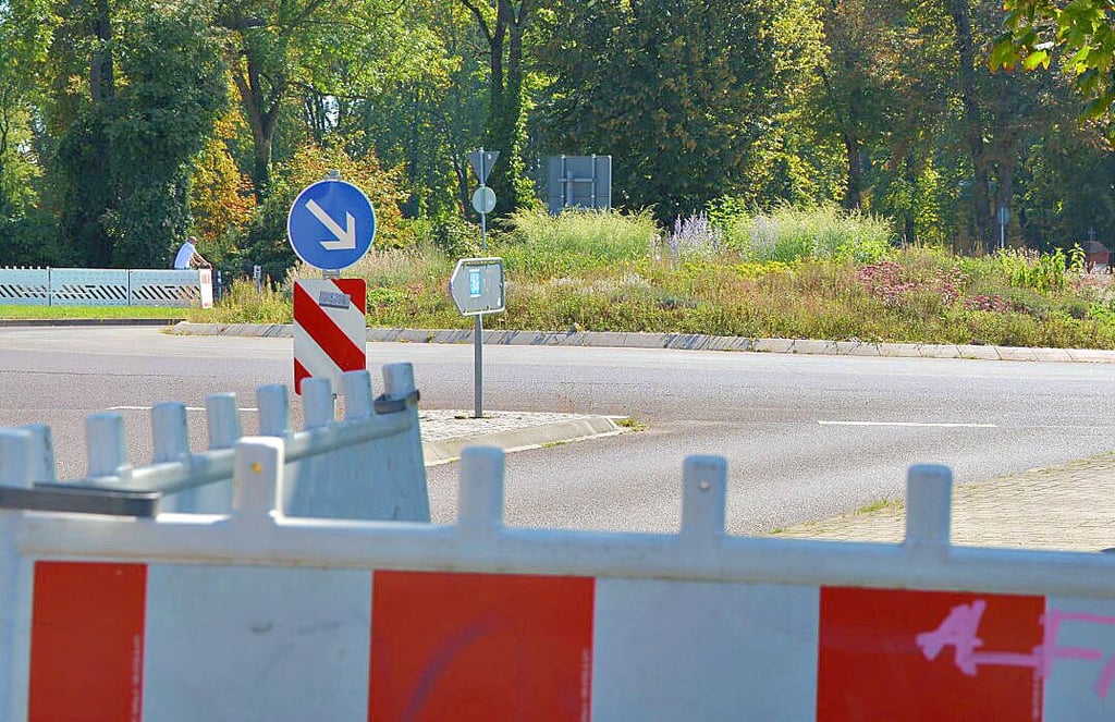 Schon am Freitag machten die aufgestellten Absperrbaken auf die Vollsperrung aufmerksam.