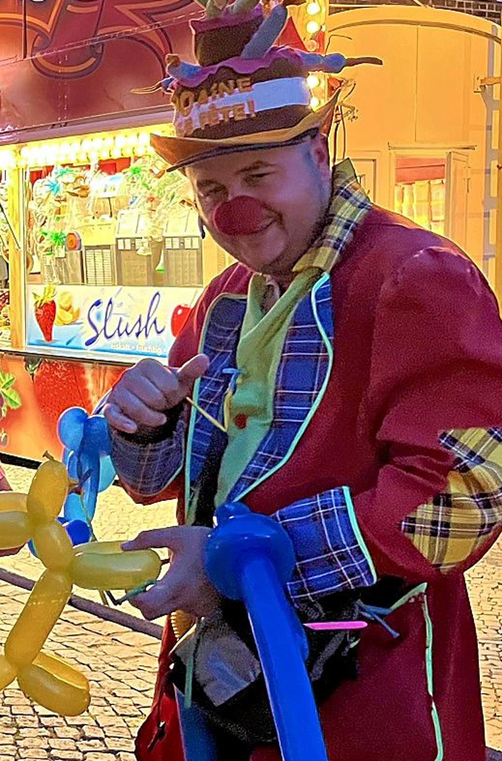 Der einzige Straßenkünstler in diesem Jahr formte Ballonfiguren.