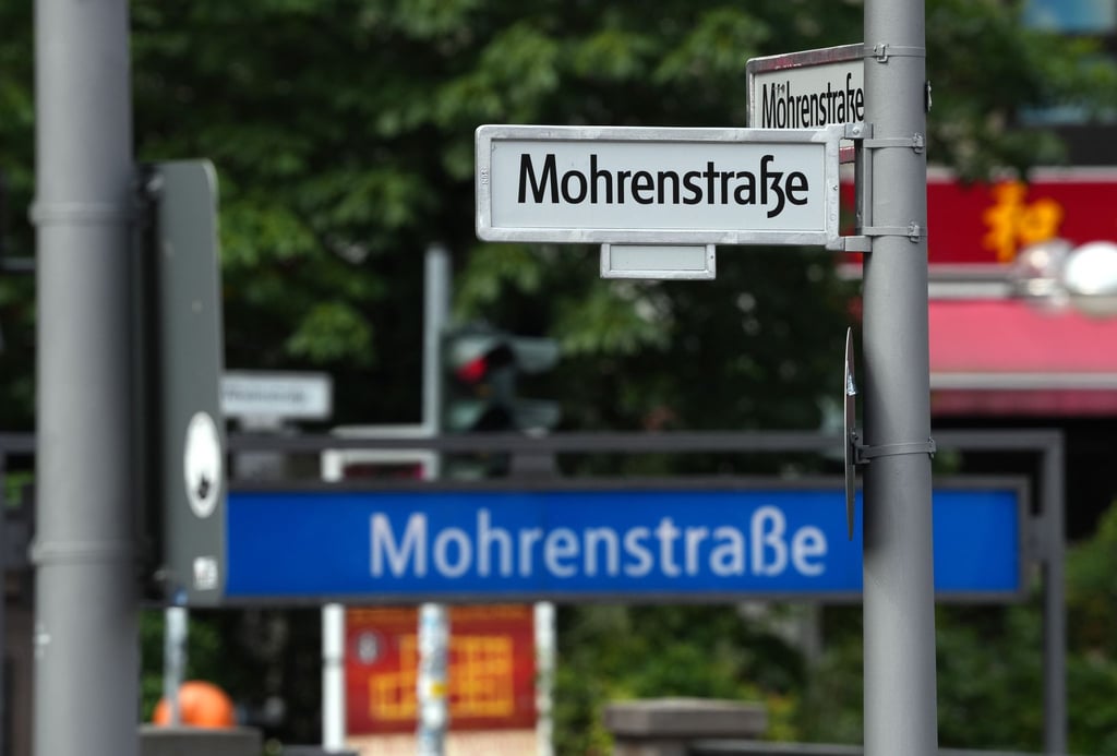 Ein Schild „Mohrenstraße“ am Zieten-Platz in Berlin-Mitte.