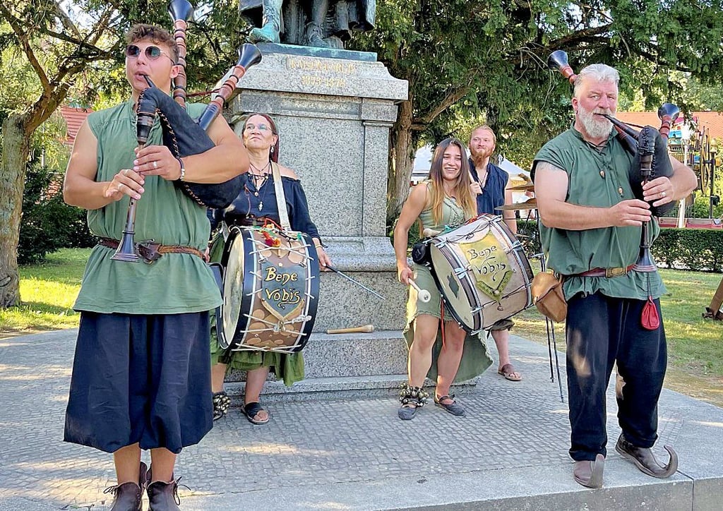 Für mittelalterliche Klänge sorgten diese fünf Musikanten. Sie spielten nicht nur auf dem Burgberg, wie hier, sondern überall in der Stadt.