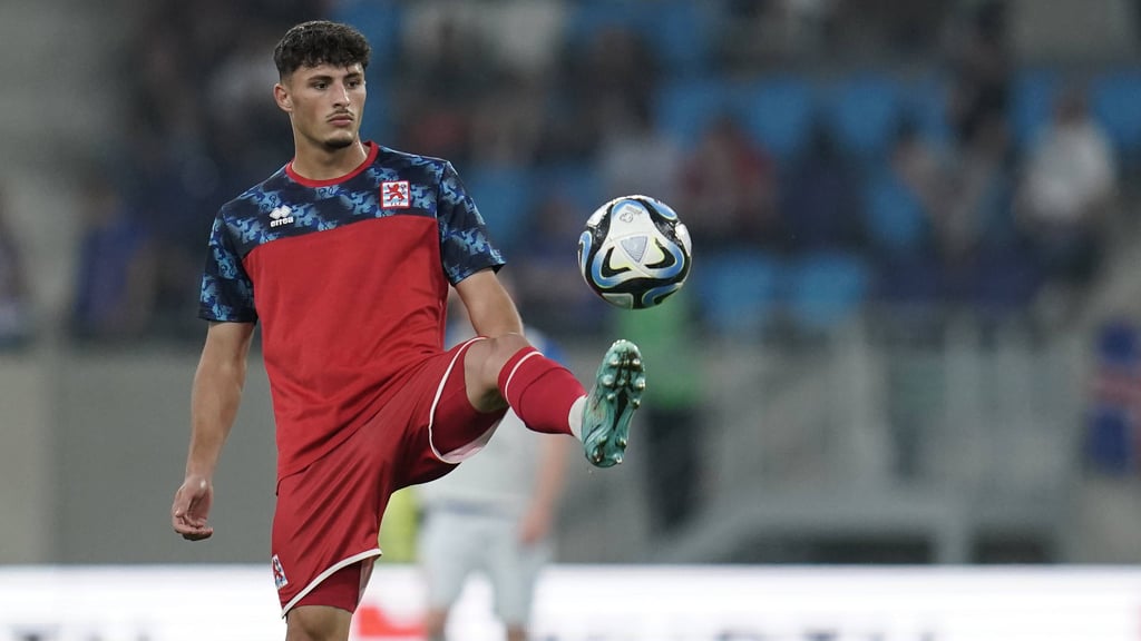 Eldin Dzogovic macht sich bei Luxemburg warm - zum Einsatz kam der FCM-Profi gegen Island aber nicht.