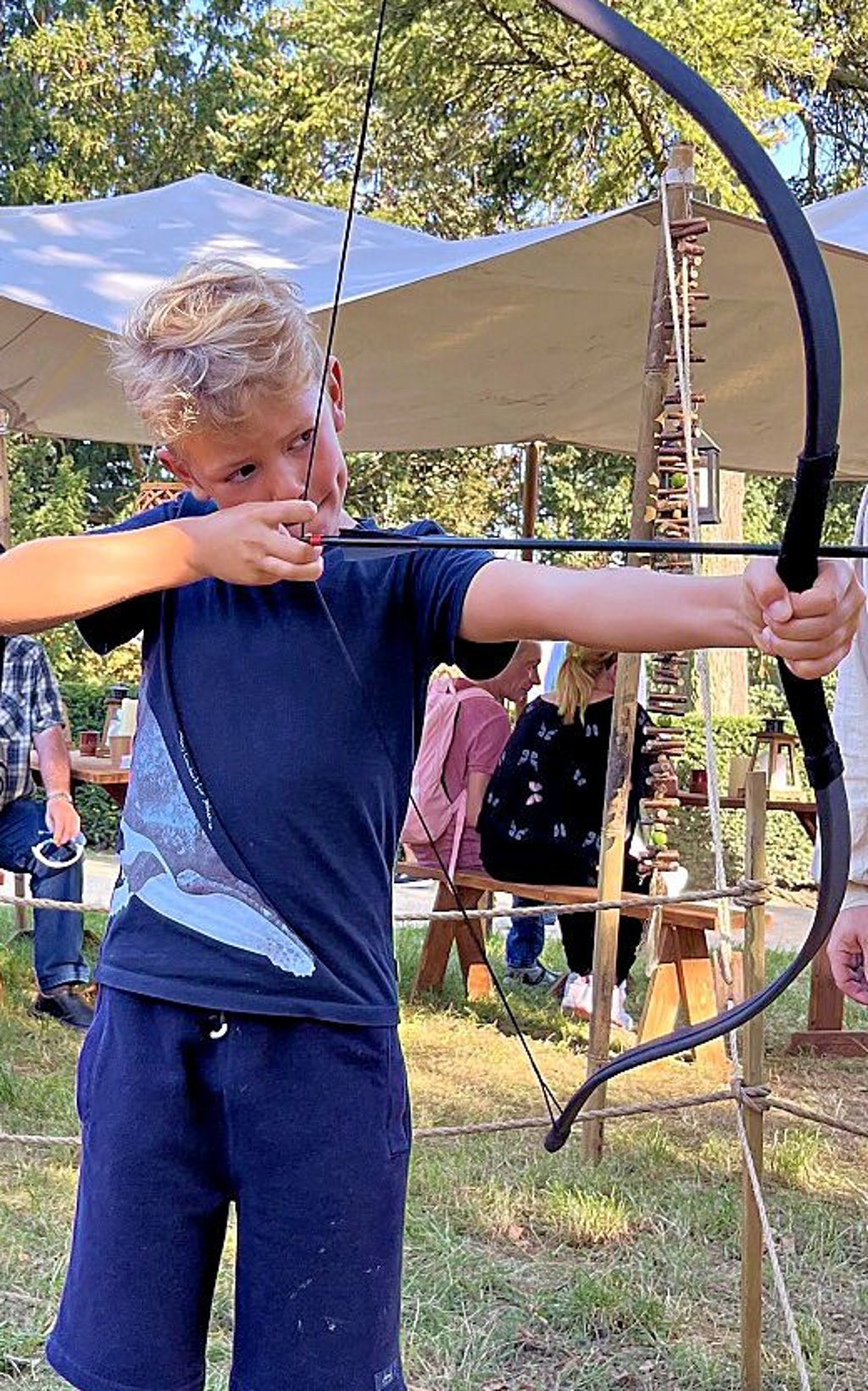 Leonard und sein Bruder Jakob versuchten sich im Bogenschießen.