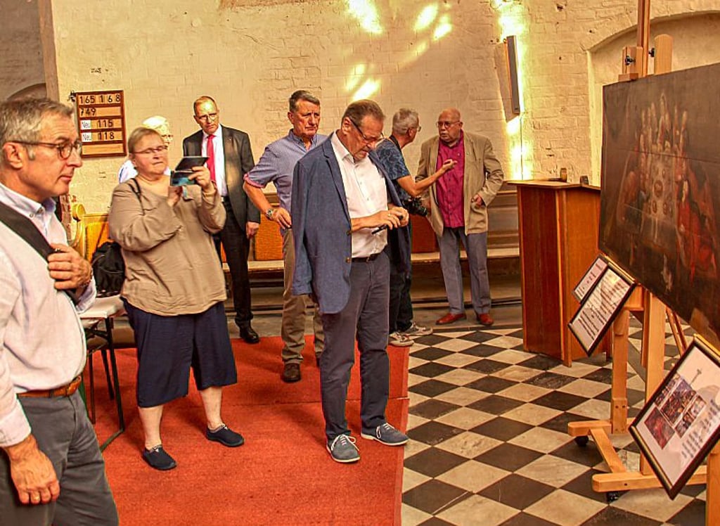 Das restaurierte Altarbild zog in der Petrikirche viele neugierige Blicke auf sich.