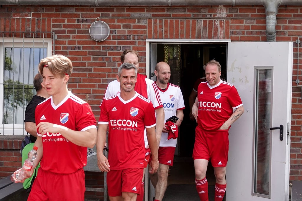 Der ehemalige Bundesligaspieler Fin Bartels (2.v.l.) kommt mit seinen Teamgefährten aus der Kabine.