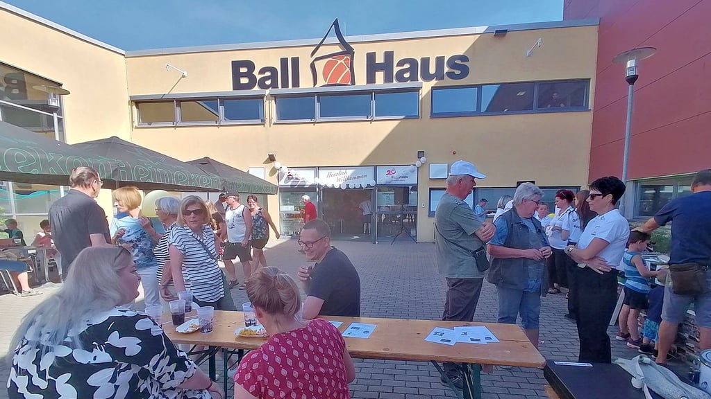 20 Jahre Ballhaus und 75 Jahre Lok Aschersleben – der Doppelgeburtstag mit einem Tag der offenen Tür findet großen Anklang.
