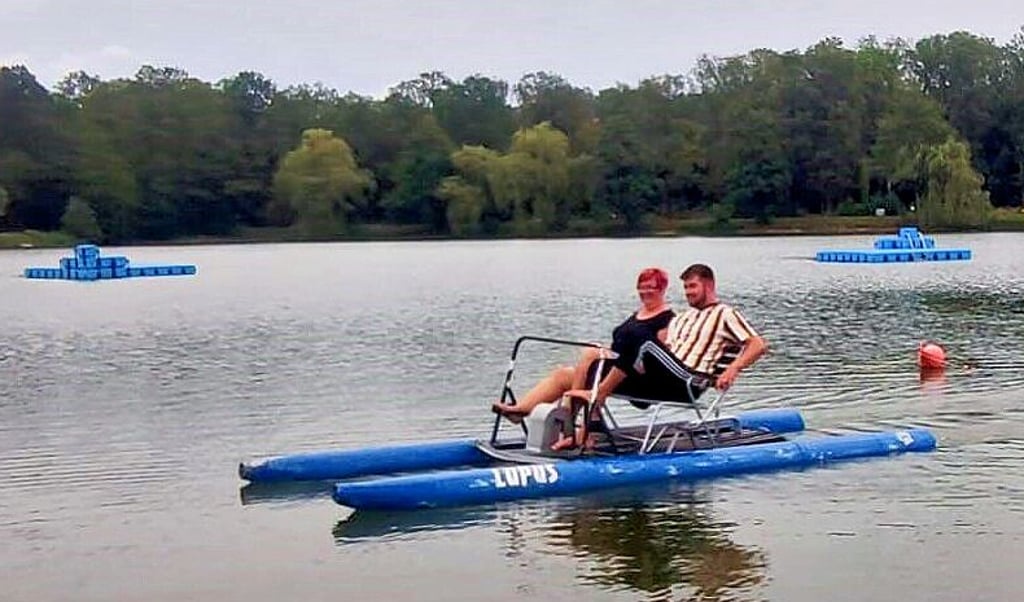 Das neue, alte Tretboot fährt im Waldbad.