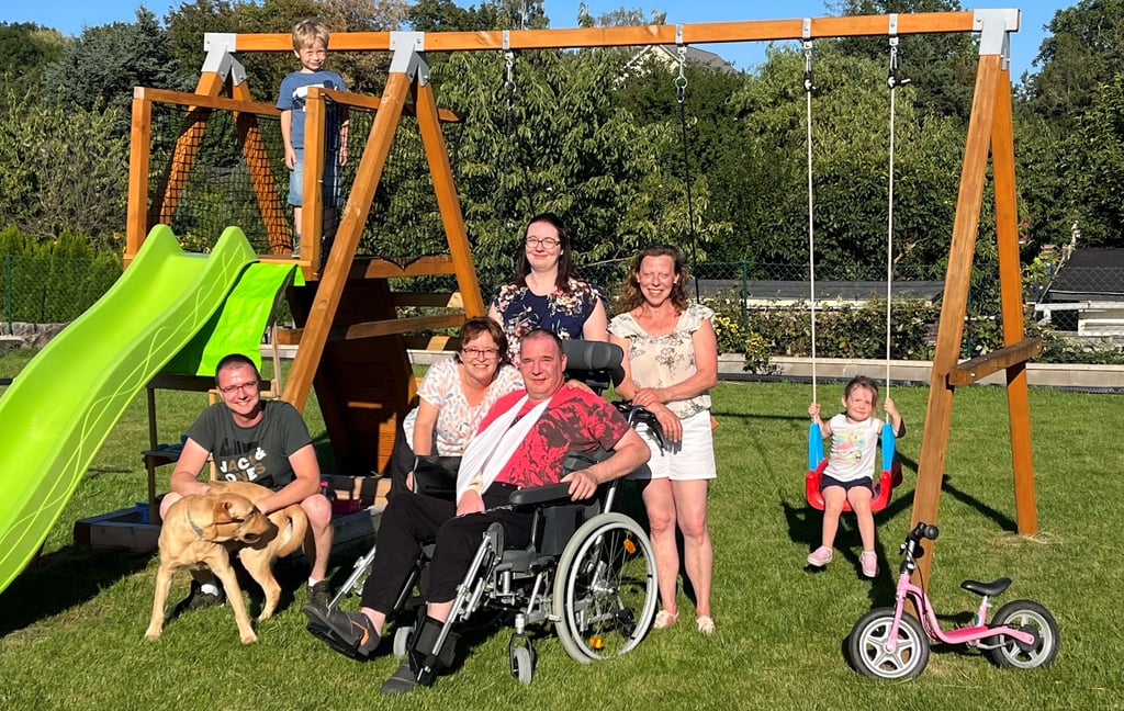 Der todsterbenskranke Matthias Paul (51) aus Ilberstedt ließ sich am Freitag vom ASB-Wünschewagen zum gemeinsamen Grillen der Familie zur Tochter in den Harz fahren. „Es war ein schöner Tag. Das Lächeln fürs Bild ist mir trotzdem sehr schwergefallen“, sagt seine Ehefrau Jeannette Paul-Schönbrodt.