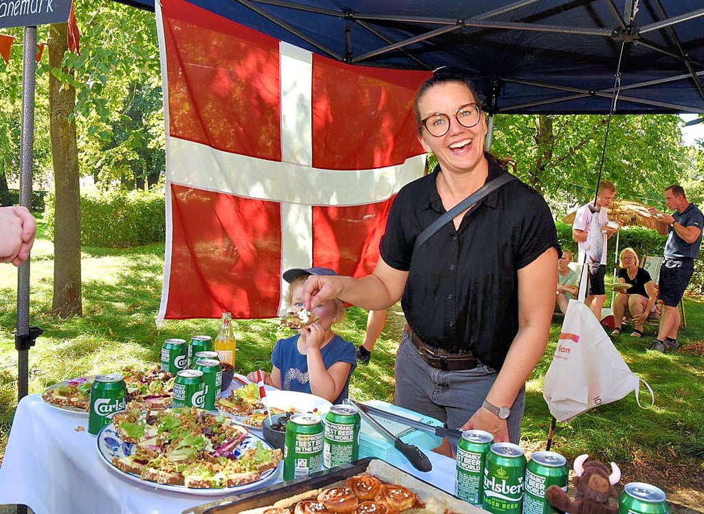 Marlene Kruse ist seit Jahren Dänemark-Fan. Bei ihr gab es natürlich opulent belegtes Smörrebröd und Carlsberg-Bier.