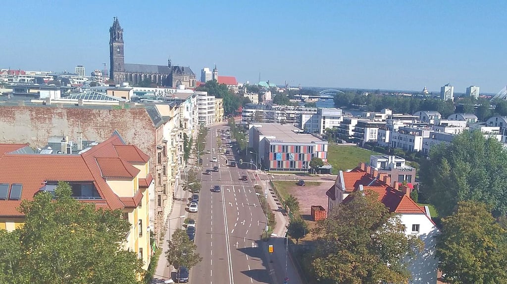 In der Magdeburger Innenstadt – hier ein Blick entlang dem Schleinufer in Richtung Dom – gibt es kaum noch zusammenhängende Büroflächen, die verfügbar sind.