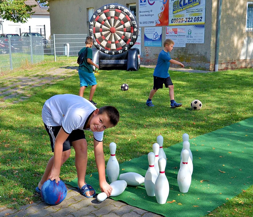 Vielseitigkeit zwischen Outdoor-Bowling und Klettdart ist Trumpf beim Familiensportfest des TSV Neundorf.