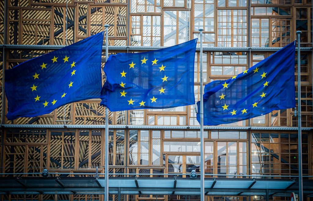 Flaggen der Europäischen Union vor dem Europa-Gebäude in Brüssel. Die Wirtschaft in der EU wird in diesem Jahr nach einer Prognose der EU-Kommission langsamer wachsen als zuletzt erwartet.