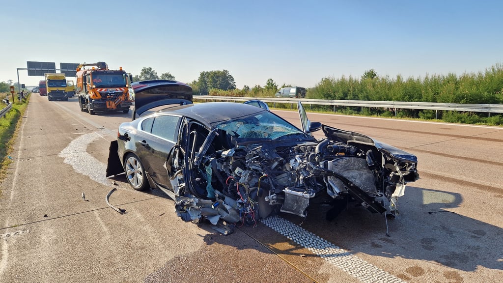 Schwerer Unfall bei Halle: Ein Lkw-Fahrer kollidierte mit einem Sportwagen-Fahrer. Am Jaguar entstand ein Totalschaden.