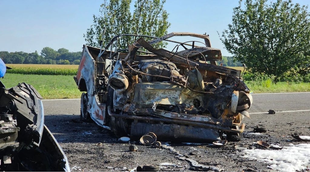 In einem Trabant sind am Freitag auf der B2 nahe Profen drei Menschen aus Zeitz ums Leben gekommen.