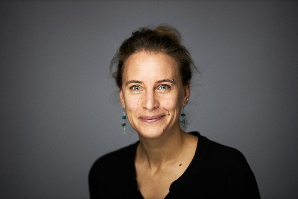 Friederike Otto schaut in die Kamera.
