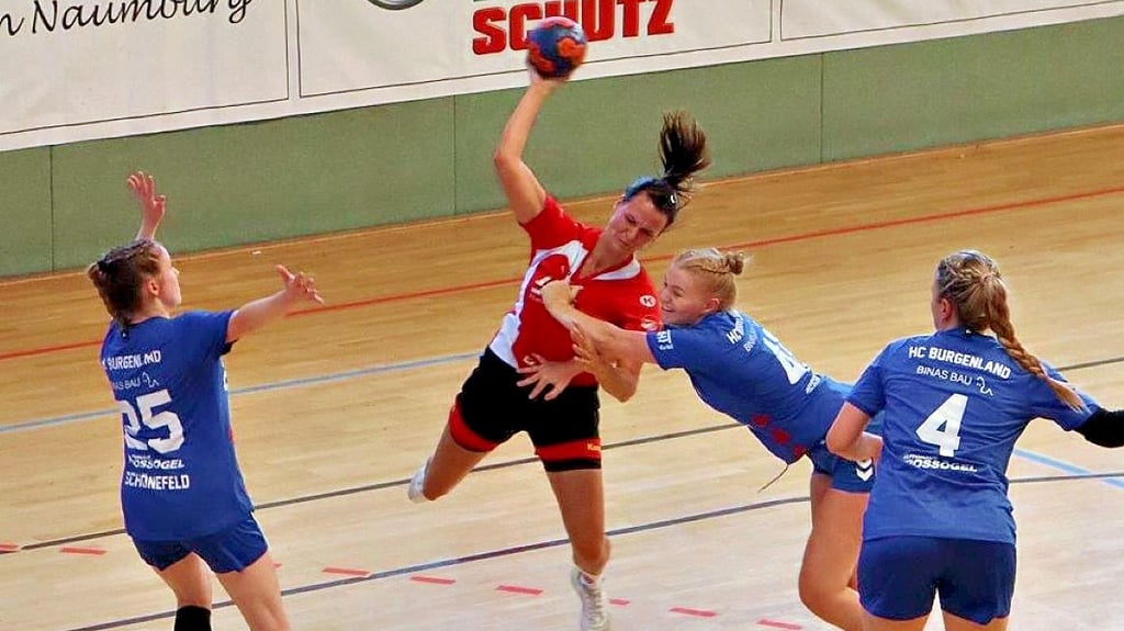Steffi Sauer (beim Wurf) erzielte einen Treffer. Weil sie und ihre Mitspielerinnen der SG Lok Schönebeck allerdings den Beginn der zweiten Halbzeit verschliefen und kaum Glück hatten, mussten sie sich geschlagen geben.