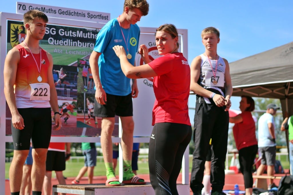 Die Olympiazweite Kristin Pudenz bei der Siegerehrung.