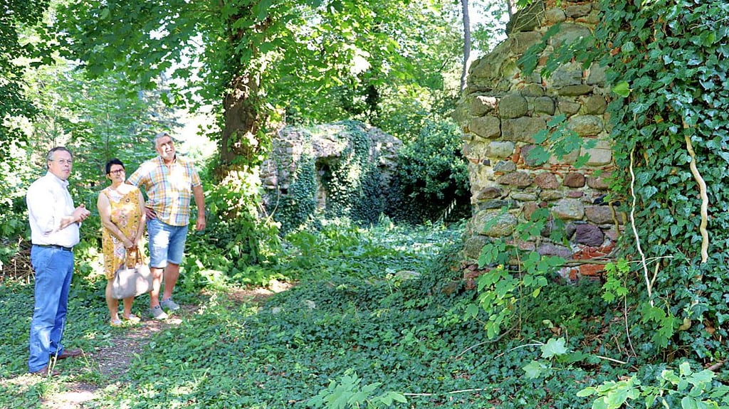 Burgherr Stanislaus von Eichborn (li.) versorgte seine Besucher mit vielen Informationen über die Wasserburg Grabow.
