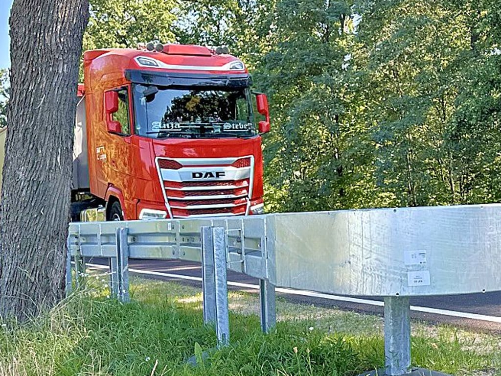 Mit der Sanierung der Bundesstraße 1 zwischen Parchen und Hohenseeden wurden auch Leitplanken installiert.