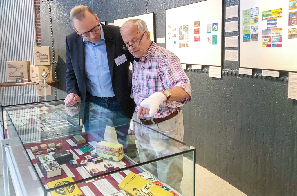 Hermann Kinne, Leiter der Abteilung Dessau des Landesarchivs, und Sammler Peter Sagert in der Ausstellung