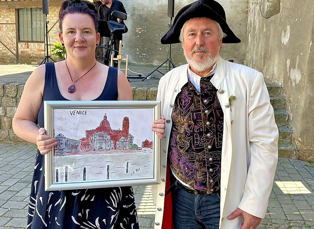 Die Malerin Susanne Goldberg und Museumsleiter Uwe Lachmuth eröffneten eine neue Ausstellung auf der Burg.