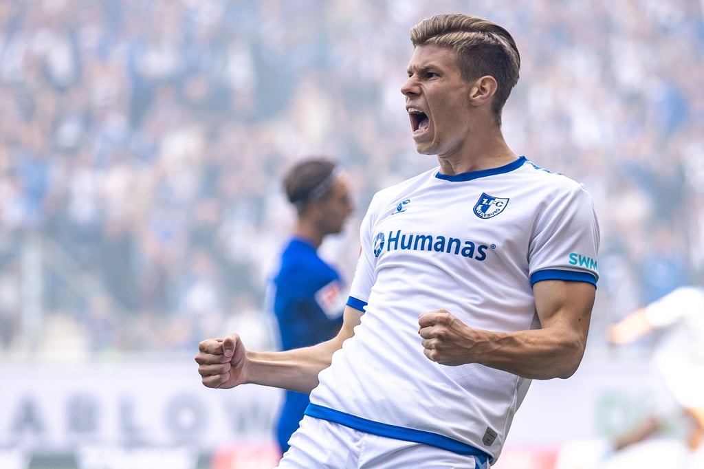 Luca Schuler von 1. FC Magdeburg jubelt nach einem Tor.