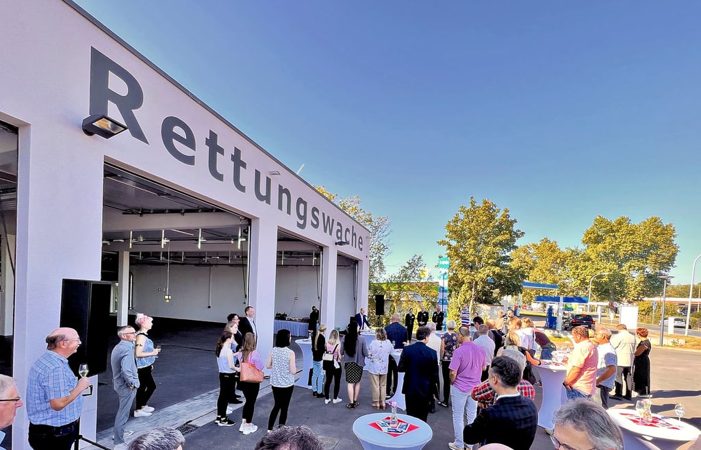 Offizielle Übergabe der neuen Rettungswache in der Walderseestraße am Freitag. 6,5 Millionen Euro kostete der Bau insgesamt.