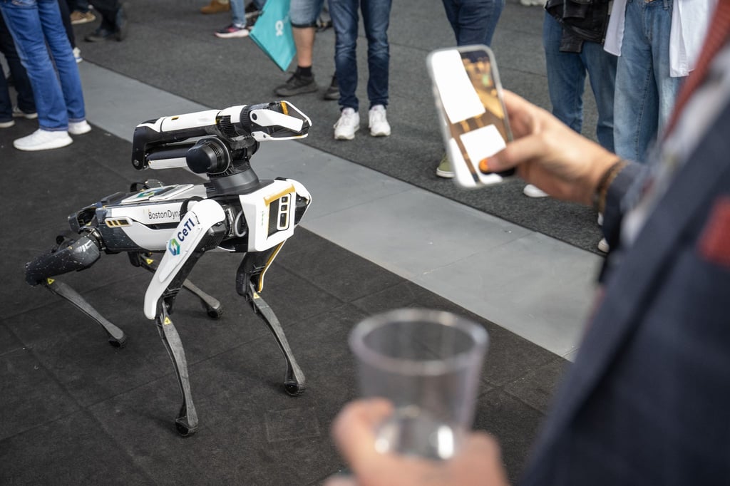 Die vierbeinigen „Spot“-Roboter, die an einen großen Hund erinnern, werden für Otto unter anderem Tunnel inspizieren, Geräte-Anzeigen ablesen und am Geräusch Gas- oder Druckluft-Lecks entdecken.