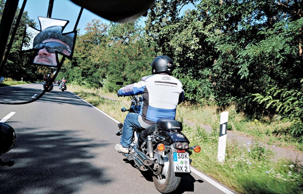 Die Biker mit Herz auf der Landstraße nach Aken
