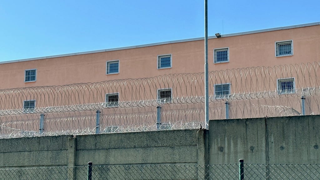 Der Eindringling war über die Mauer der JVA gestiegen und in die Sperrzone gelangt.