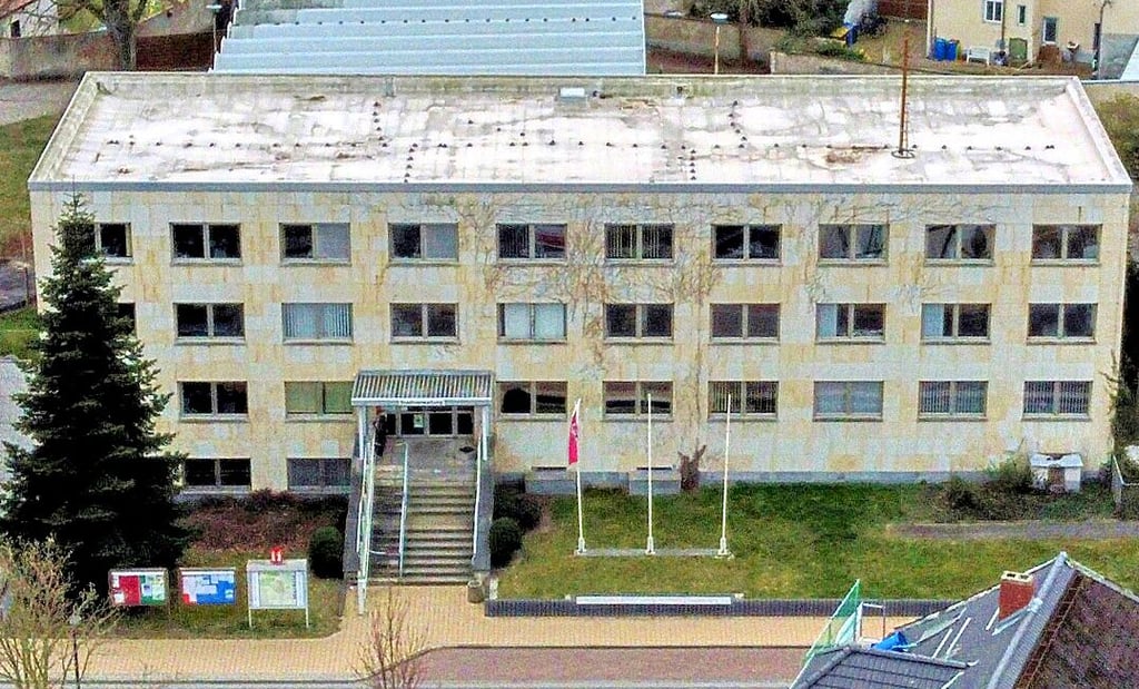 Blick auf das Verwaltungsgebäude an der Ernst-Thälmann-Straße 10 in Osterburg. Dort ist das Amt für Finanzen und Ordnungsangelegenheiten untergebracht.