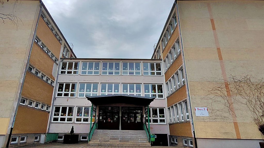 Dunkle Wolken über der Schule Dr.-Tolberg: Neben baulichen Mängeln fehlen Lehrer in der Bildungseinrichtung.